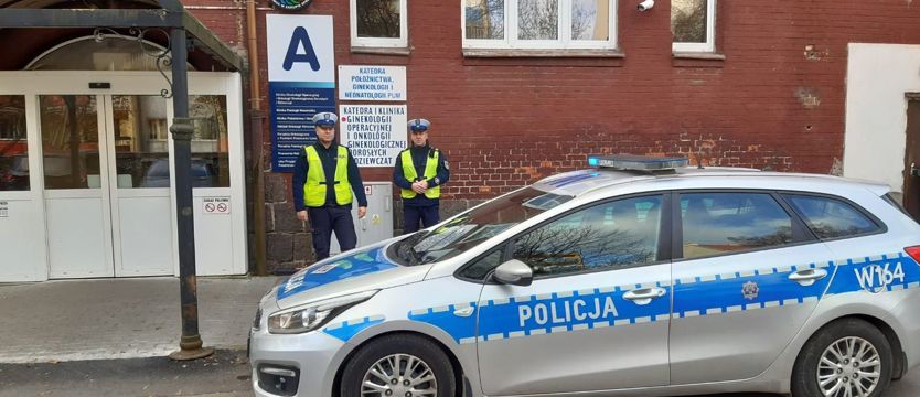 Zaczęła rodzić w aucie stojącym w korku na Ku Słońcu. Pomogli policjanci