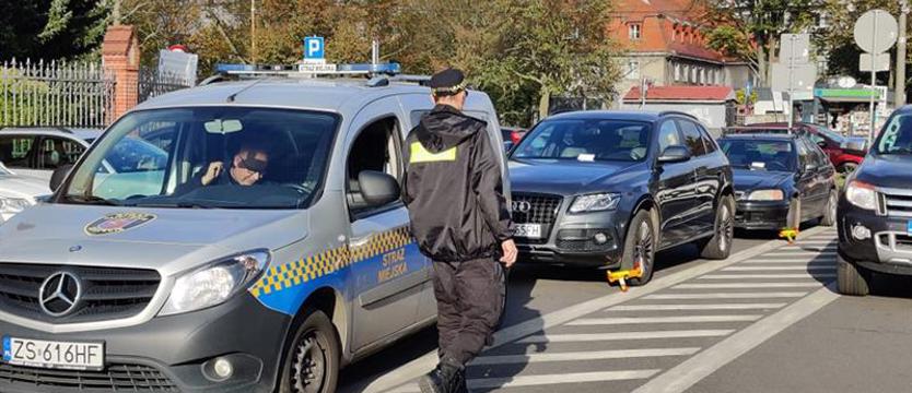 Parkowanie przy cmentarzu. Straż miejska zakłada blokady