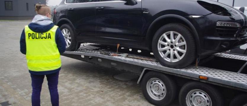 Pijany wiózł kradzione auto. I jeszcze wręczał łapówkę