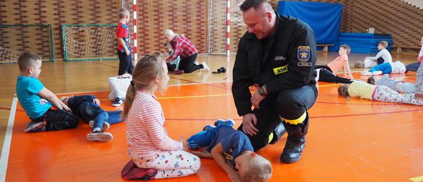 Lekcja od strażaków dla przedszkolaków