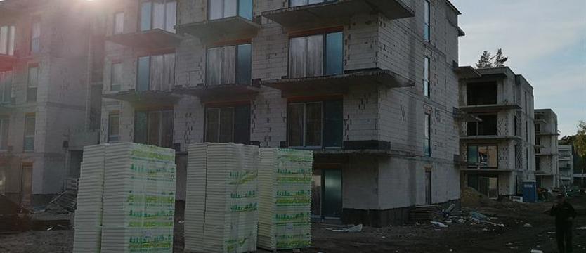 Był las, a są apartamenty. W Pogorzelicy
