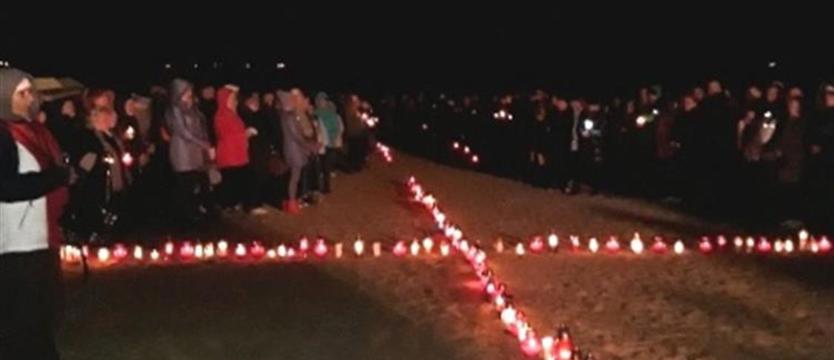 Zaduszki Morskie. Ułożyli krzyż ze zniczy na plaży