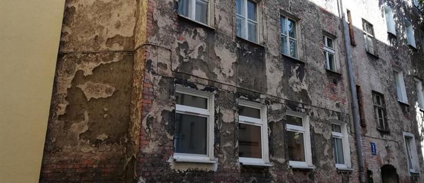 Czekają, a tynk leci na głowy