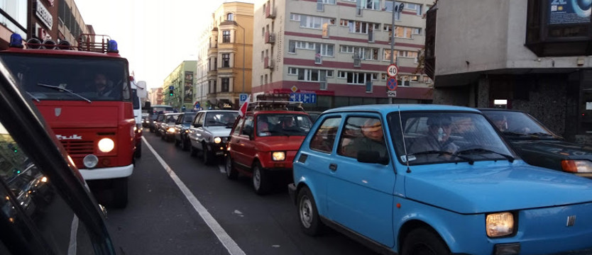 Żuki, lubliny, polonezy... Na ulicach z okazji święta