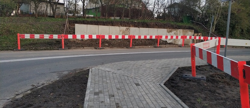 Budują chodnik na Warszewie