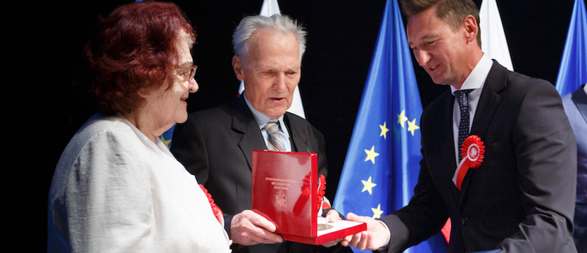 Marszałek z kombatantami z okazji Święta Niepodległości. Pokoleniowe spotkanie