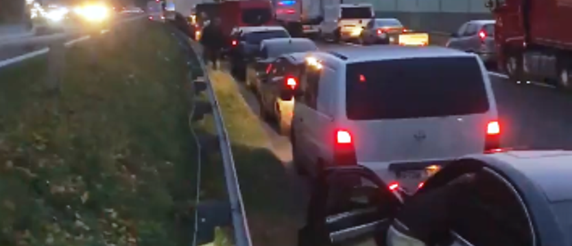 Trzy osoby ranne w wypadku na A6. Droga zablokowana