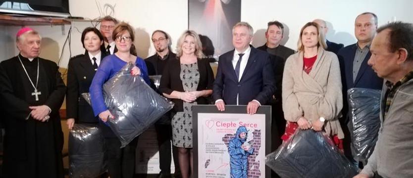 Kurtko-śpiwory dla bezdomnych od Fundacji Skarbowości im. Jana Pawła II