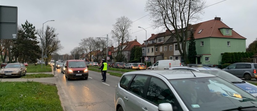 Uciekł z komisariatu, ściga go policja