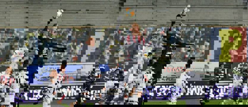 Piłka nożna. Legia rozbita, Pogoń liderem