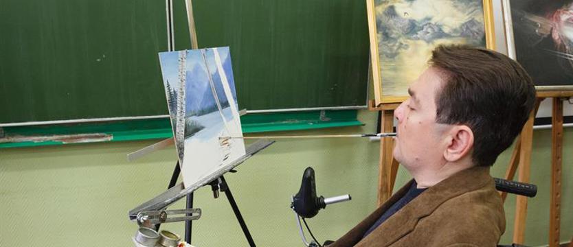 Wernisaż wyjątkowego artysty. Walery Siejtbatałow maluje ustami