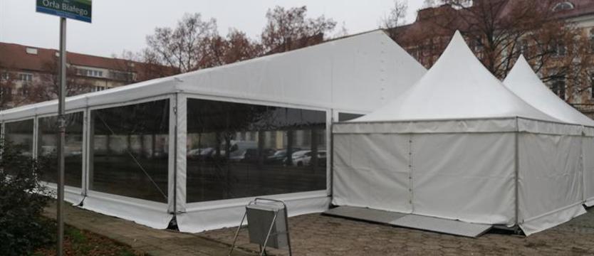 Lodowisko pod Pałacem. Na pl. Orła Białego stanęła konstrukcja