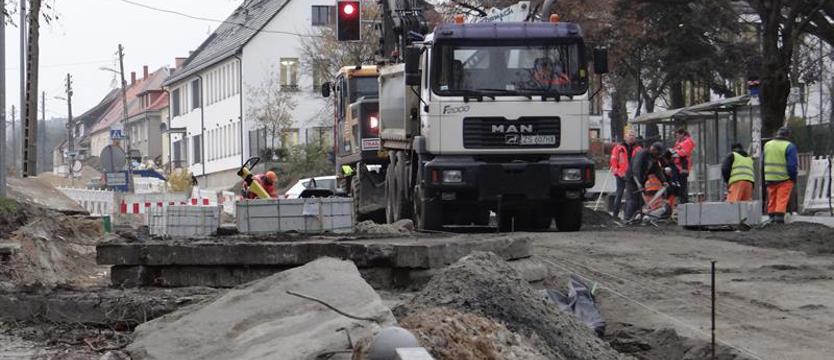 Ulica Hoża w przebudowie. Autobusy nadal objazdami