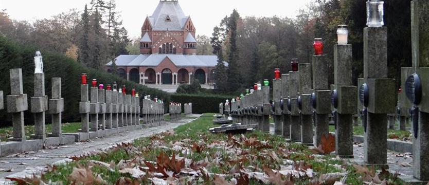 Pamięć, szacunek i (po)chowanie zmarłych. W proch