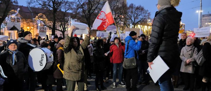 Solidarnie z sędziami. Demonstrowali pod sądem w Szczecinie