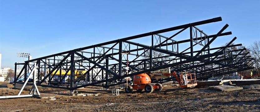 Piłka nożna. Na budowę stadionu przyjechał dach [GALERIA]