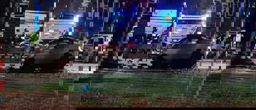 Po kolizji w al. Piastów samochód na latarni