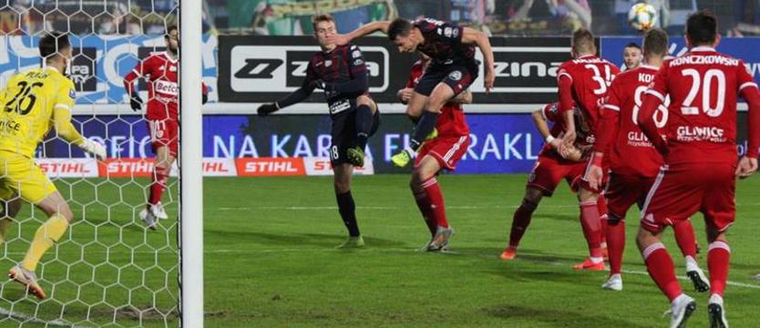 Piłka nożna. Pogoń zdecydowanie lepsza, Piast pokonany