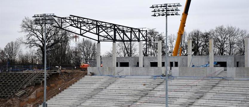 Piłka nożna. Na stadionie montują dach [GALERIA]