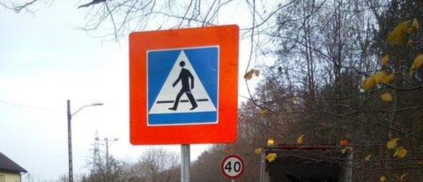 Montują tablice przy przejściach dla pieszych