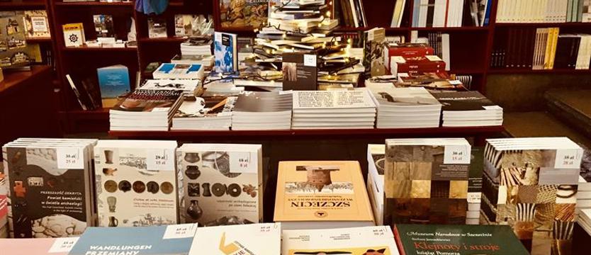 Ostatnie dni świątecznego kiermaszu książek w muzeum. Można kupić koszulki z muzealnymi dziełami