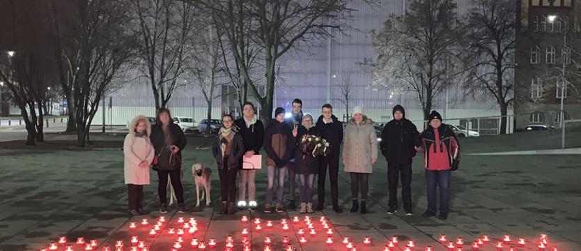 Płonącym napisem upamiętnili 13 grudnia