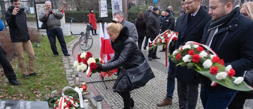 Radni PiS złożyli kwiaty pod tablicą ofiar komunizmu