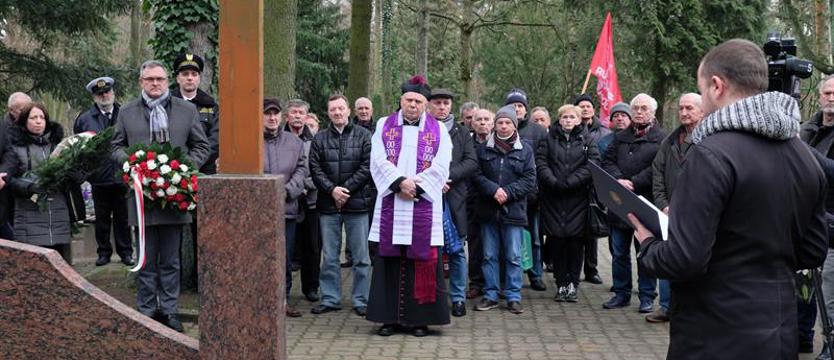 Obchody rocznicy Grudnia '70. Złożyli kwiaty i zapalili znicze