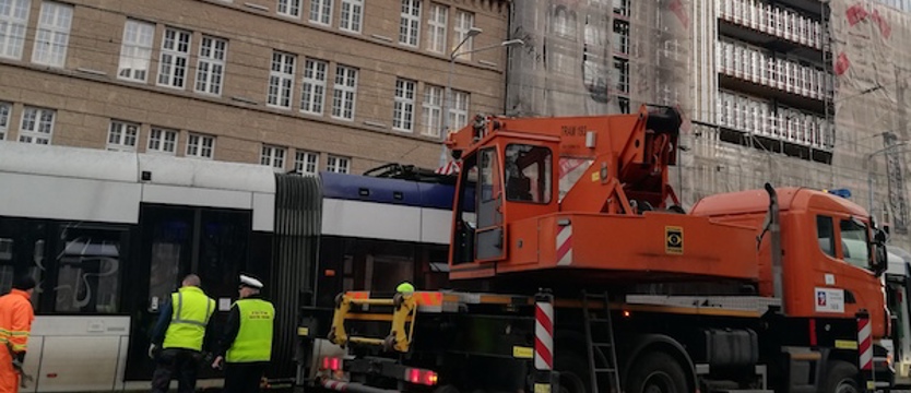 Utrudnienia, wykolejenie tramwaju