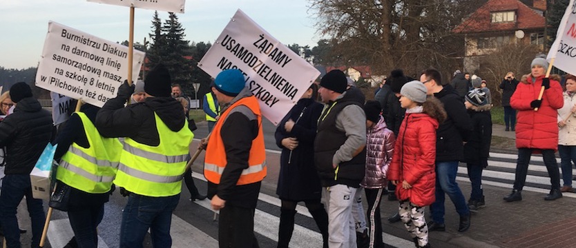 Bój o szkołę. Mieszkańcy znów zablokowali „115” w Pilchowie