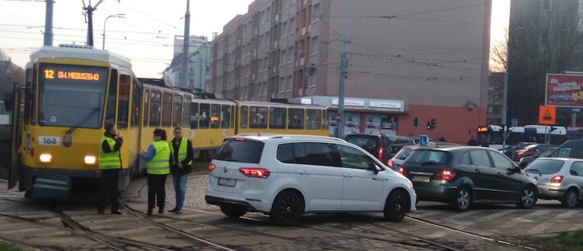 Tramwaj wykoleił się na pl. Rodła w Szczecinie