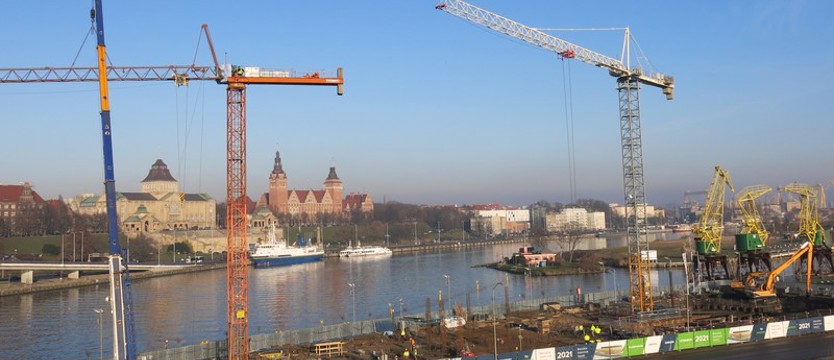 Więcej „dźwigozaurów” na Łasztowni.  Na budowie Morskiego Centrum Nauki praca wre
