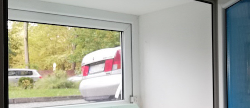 Ojciec zostawił w oknie życia trzyletnią córkę
