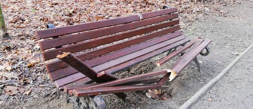 NAPISZ DO NAS. Wandale zniszczyli, ławka straszy