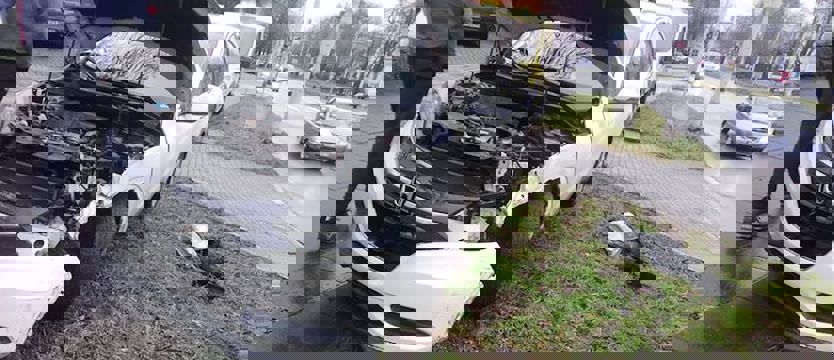 Zderzenie tramwaju z autem. Jeden pasażer ranny