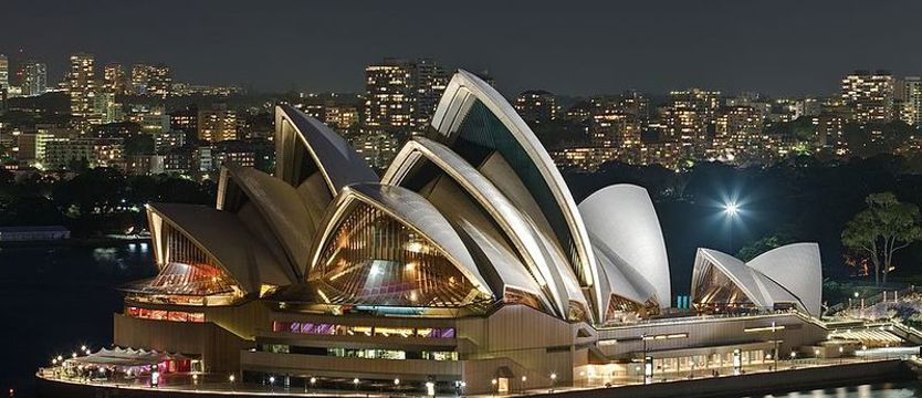 Strażacy i wolontariusze na żaglach Opery w Sydney