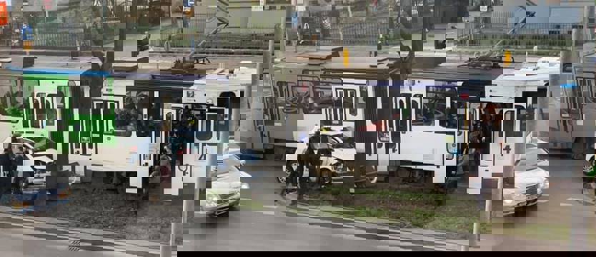 Samochód wjechał w tramwaj. Utrudnienia w al. Piastów