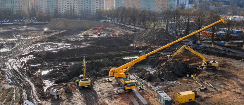 Znikają resztki Gontynki. Palowanie w Fabryce Wody