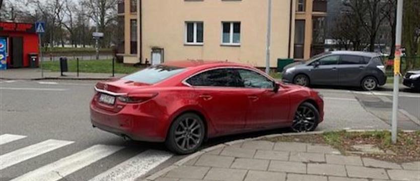Parkowanie z fantazją na skrzyżowaniu Mazowieckiej i Roosevelta
