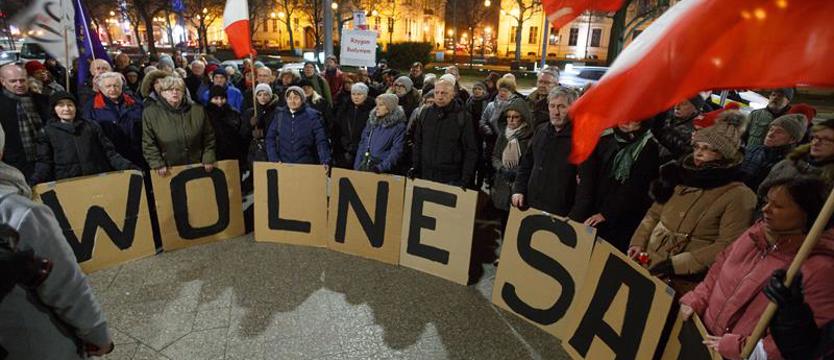 KOD protestował przeciwko „kneblowaniu sądów”