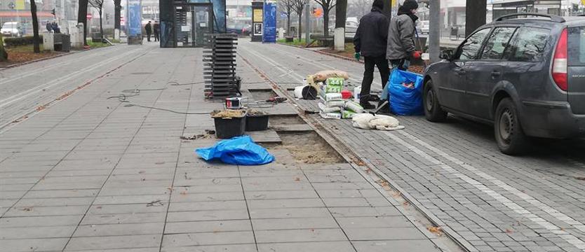 Wymiany płytek w dawnej alei kwiatowej. Tak w nieskończoność?