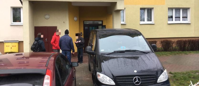 Zwłoki w wieżowcu. Zmarł od ciosów nożem