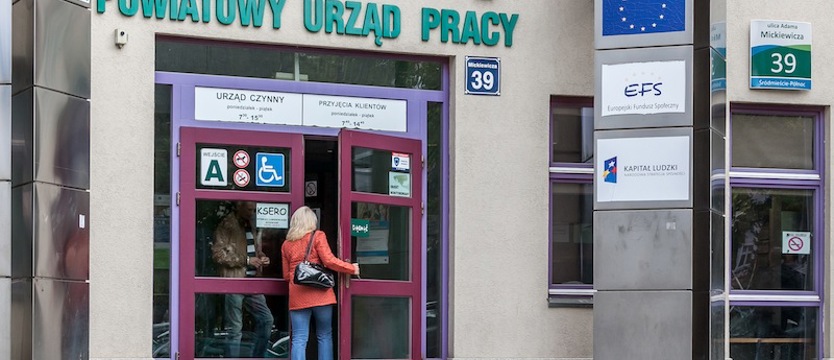 Blisko połowa dorosłych Polaków nie pracuje i się nie uczy