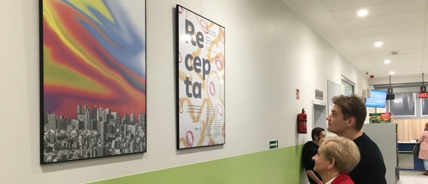 Grafiki na ścianach przychodni. Kolejna wystawa dla pacjentów