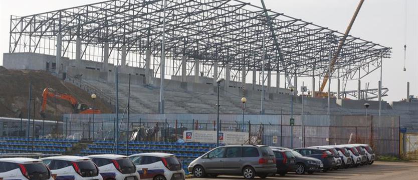 Piłka nożna. Efektowne zadaszenie nad stadionem [GALERIA]