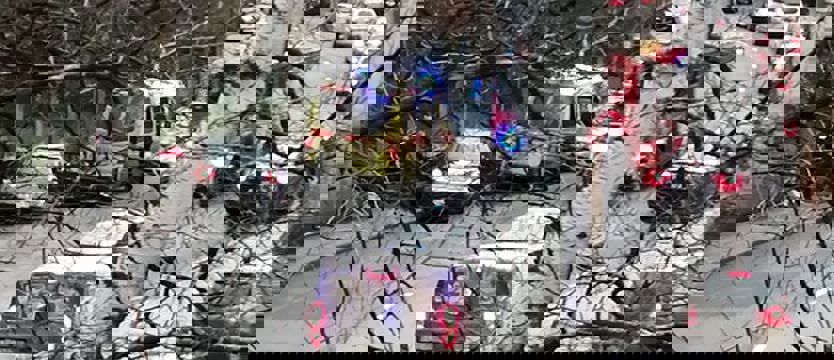 Utrudnienia na Ofiar Oświęcimia. Zasłabła i uderzyła w mur