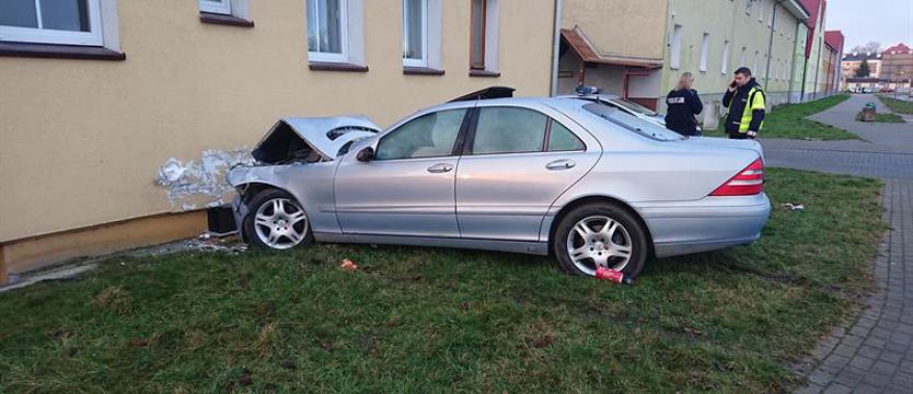 Wjechał mercedesem w dom