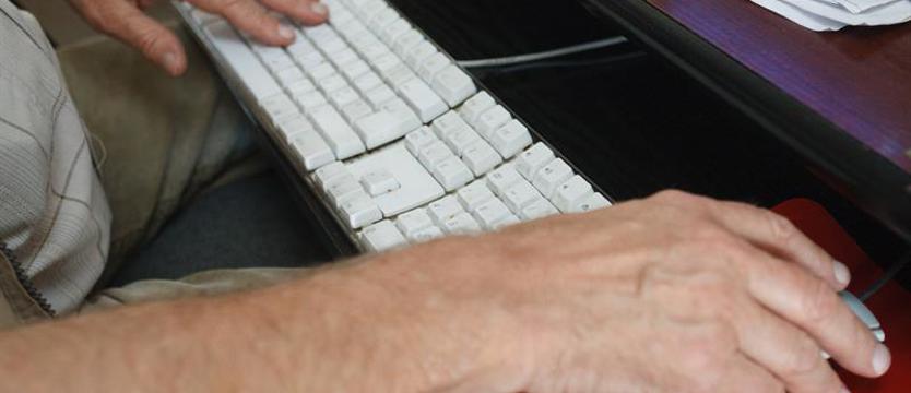 Oszust w sieci. Wyłudził 5 telefonów i konsolę do gier