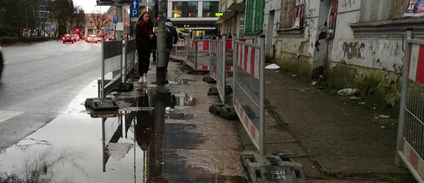 Plac Zwycięstwa, czyli w centrum przez bajora i śmietnik