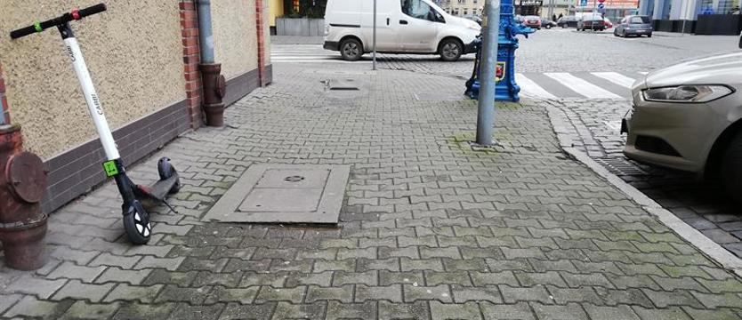 Chodnikowa wpadka
